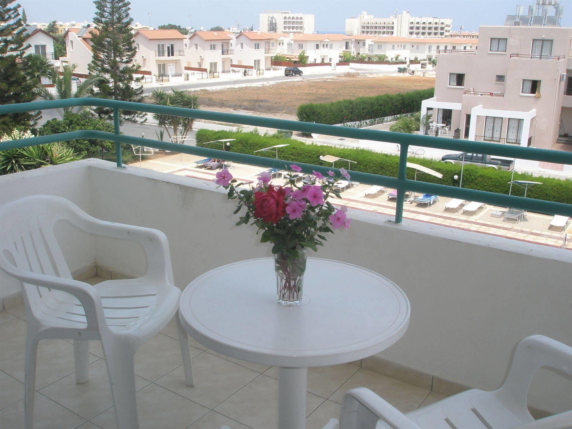 Debbiexenia Hotel Apartments Paralimni Exterior photo